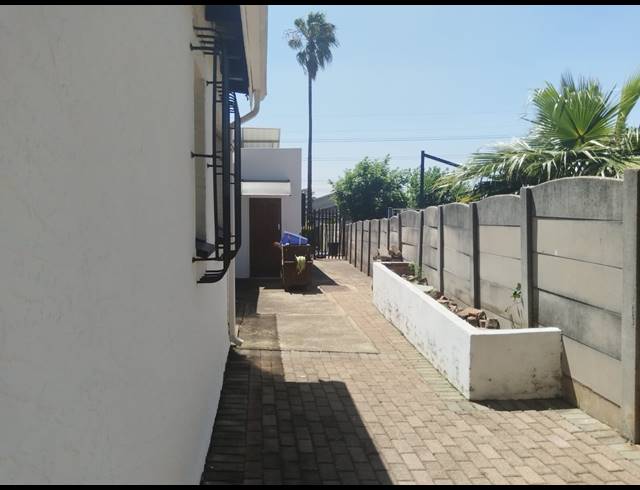 4 BEDROOM HOUSE FOR SALE IN VAN RIEBEECK PARK